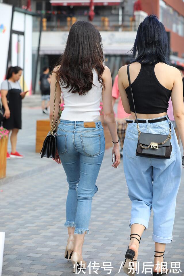 白色挂脖无袖上衣,搭配破洞牛仔裤,休闲时尚女神气质