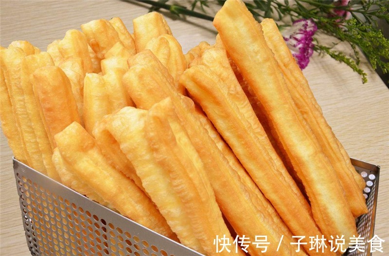 自己在家就能做油条，香酥脆软，两根不够吃！