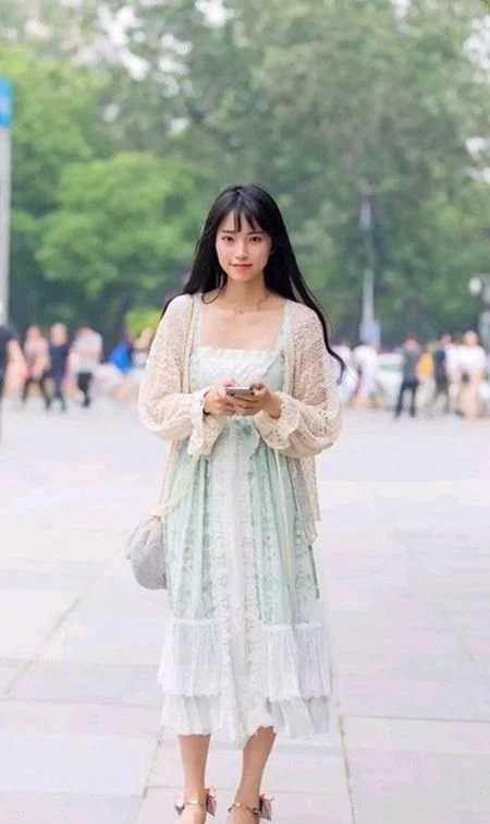 长裤|街拍:身材高挑的美女,身穿吊带配牛仔长裤,时尚优雅美丽大方