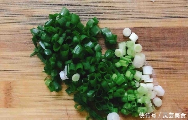 1碗面粉,一把小葱,无需发面,教你快速做葱花饼!