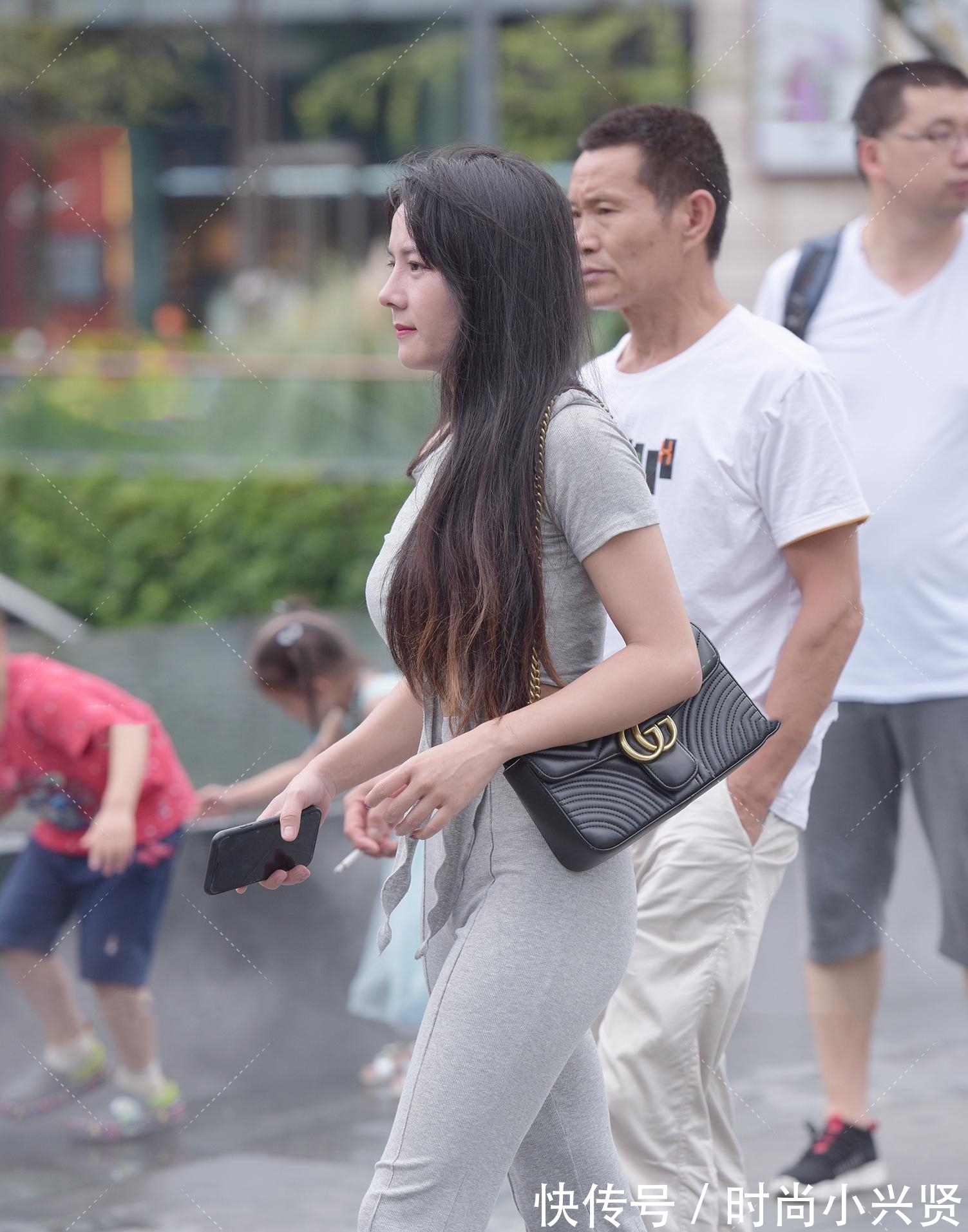 锁骨 灰色单肩上衣彰显“锁骨”立体感,“蜜桃”休闲裤和水晶高跟鞋更有高雅感