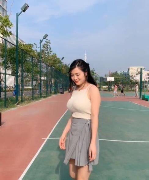 简洁时尚的小姐姐,简约却不简单,让人一见难忘