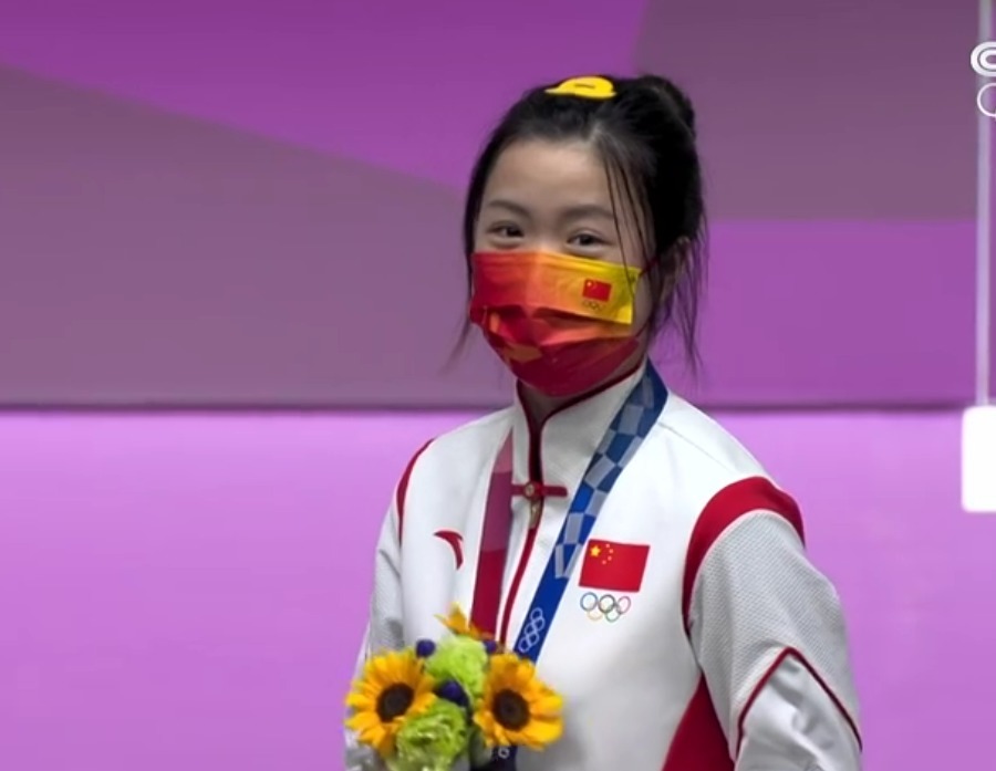 国歌|升国旗奏国歌!杨倩在颁奖典礼终于笑了,高唱国歌,比心动作大亮