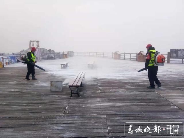 玉龙雪山飘起2021年的第一场雪