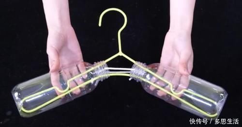 衣架上挂两个塑料瓶,放在阳台太实用了,解决了家家户户的大难题