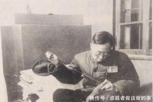 专家|老人去故宫游玩，专家正在介绍花瓶：这是文物，老人：那是我的尿壶