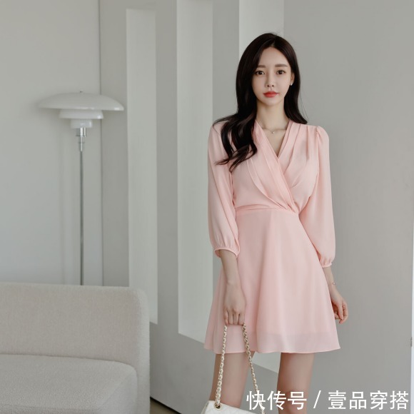 时尚|女神孙允珠时尚搭配：雨虹雅致淡粉柔情绸缎百褶裙