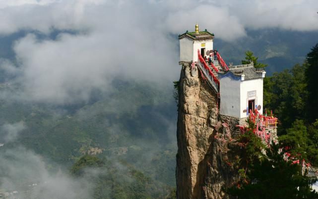 险过悬空寺的建筑，三面临万丈深渊，仅靠4根石柱固定却500年不倒