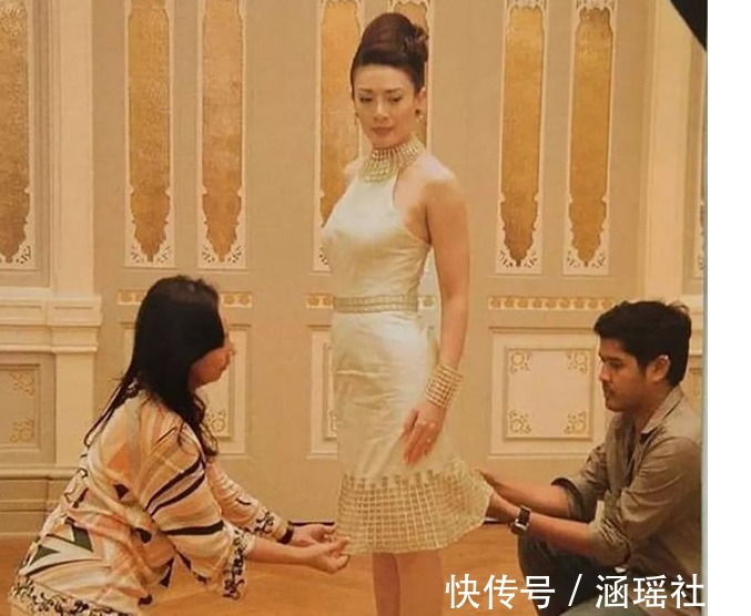 写真！泰国最美王妃被废前夕设计师跪地给她整理衣服，纵容娘家人圈钱