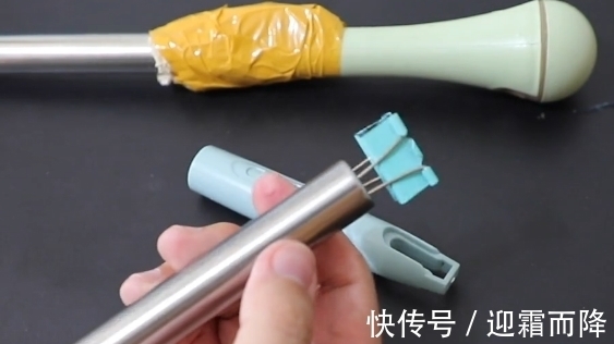 妙用|今天才发现,燕尾夹放在扫把上的妙用,解决家里麻烦事,省钱实用