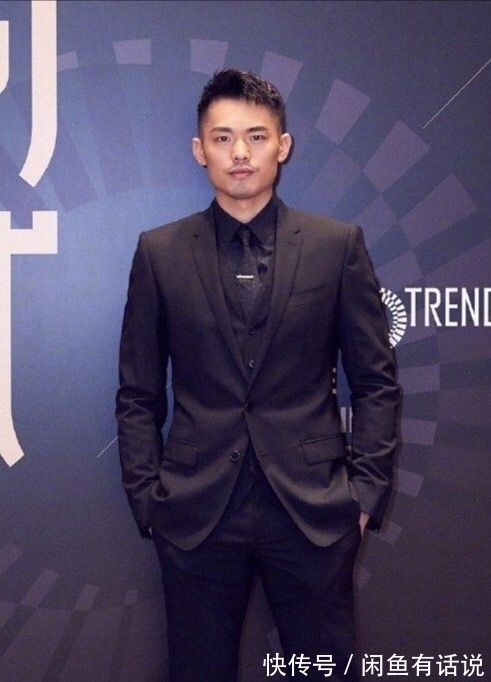 老婆|林丹带老婆现身,穿格纹西装帅气如男模,谢杏芳穿一身红裙好登对