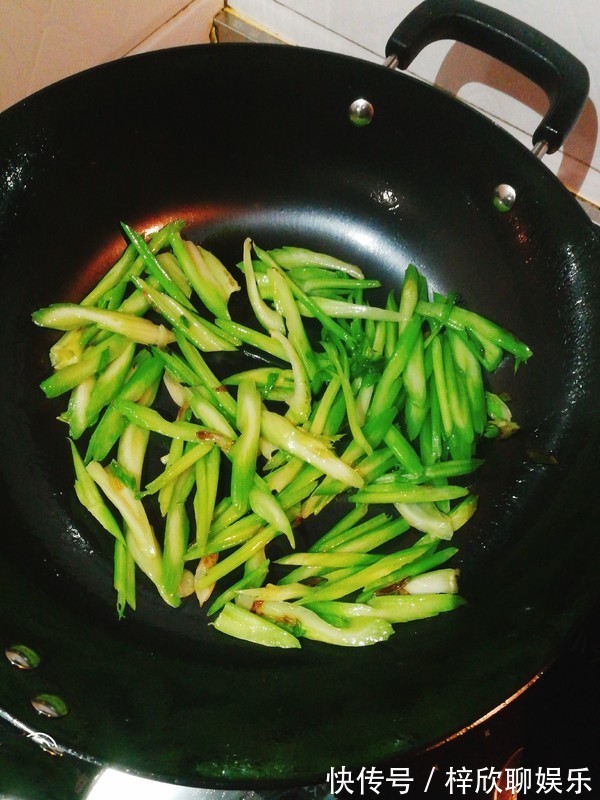 芹菜炒腐竹|遇到这菜不能放过,1盘相当于跑步半小时,让你吃出“小蛮腰”