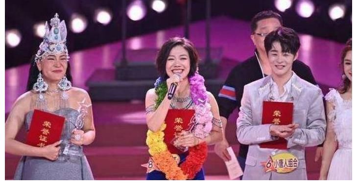 晨歌|她在《星光大道》拿过冠军，还登上央视春晚，现在却街头卖唱！