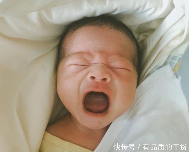 妈妈|为何宝宝抱着走不哭,一坐下就哭闹呢了解原因后就不会觉得烦了!