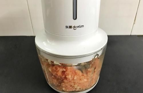 喜欢吃豆制品的小伙伴有口福了，这道菜皮薄馅大，解馋好吃