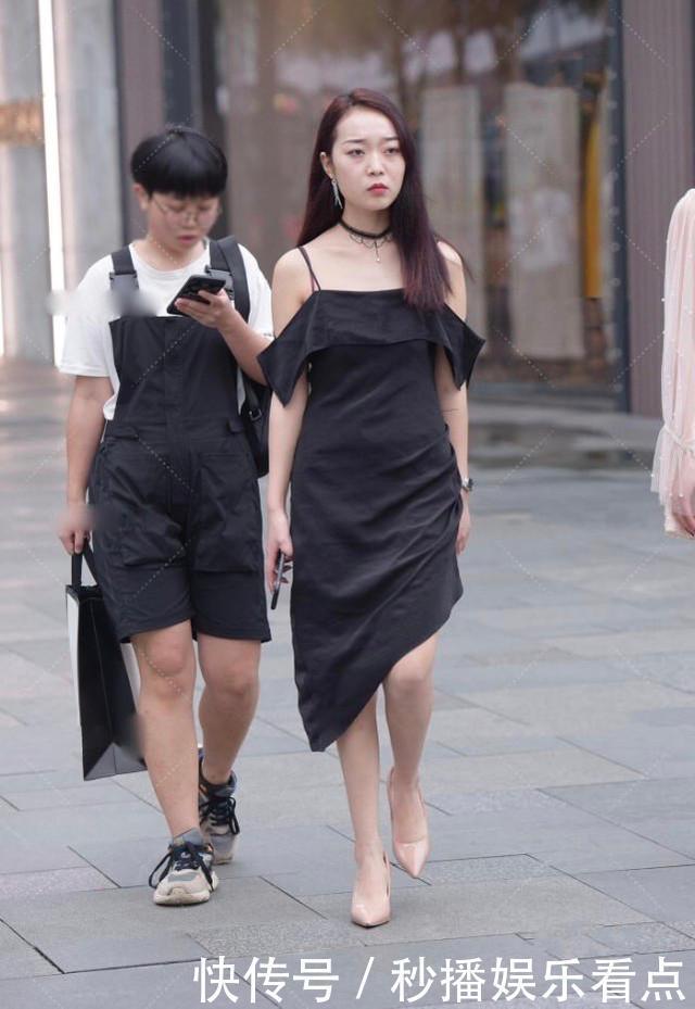 白皮肤妹子走黑暗系穿搭格外吸引眼球,一字肩设计简约大方又耐看