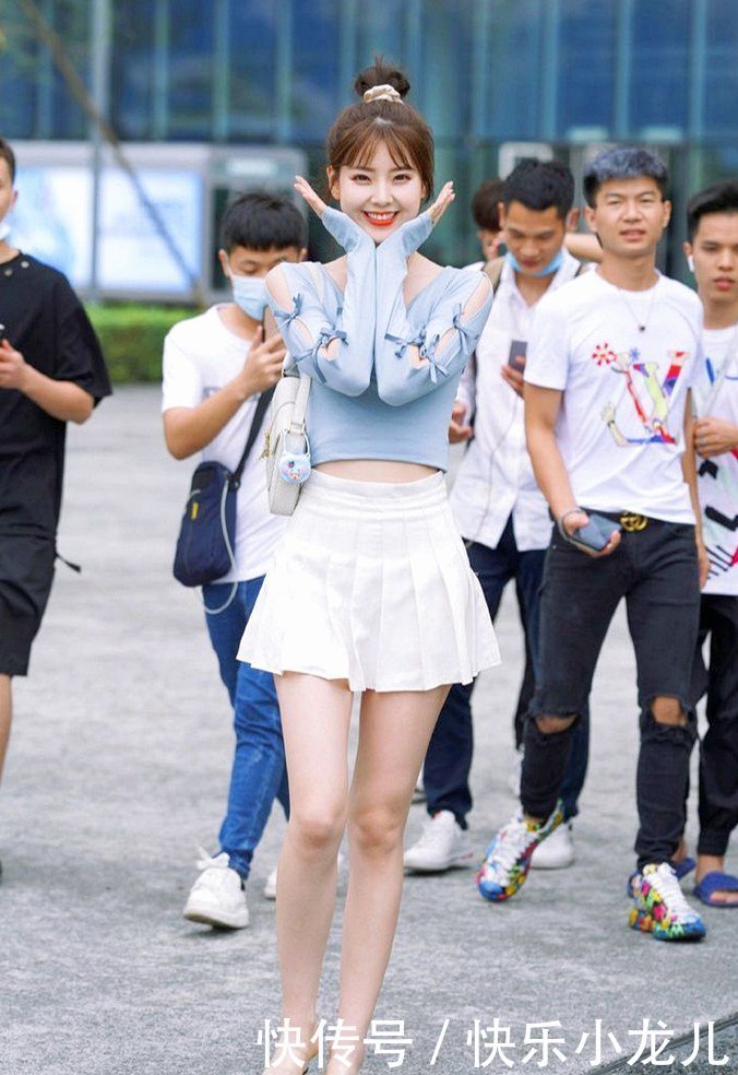 修身的针织短裙设计，横跨一个包包，突显身材