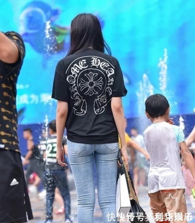 穿搭 微胖身材这样穿才好看,黑色T恤搭配紧身牛仔,遮肉还显小蛮腰