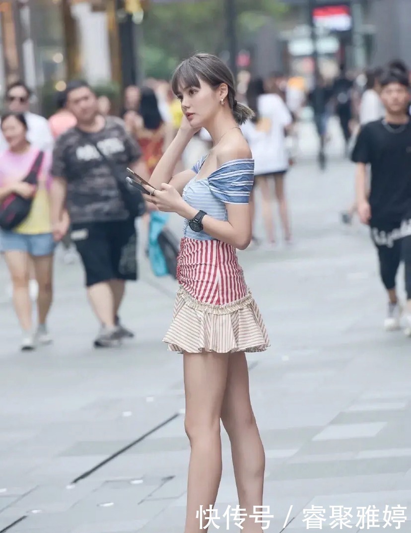 时尚高挑的拼接连衣裙美女,很有个性,尽显优