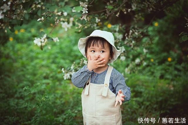 安全意识|父女俩到餐厅吃饭,到餐厅点了两道菜,老板听后偷偷到后厨报警