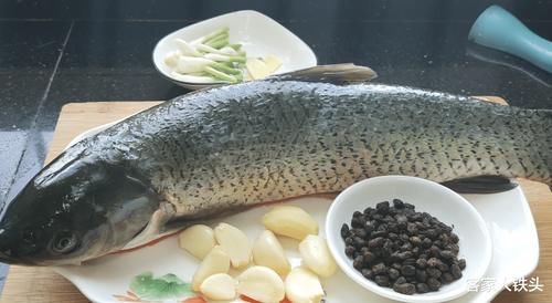 爱吃鱼?试试客家一道草鱼做法,简单又好吃,3斤出锅吃完想舔盘