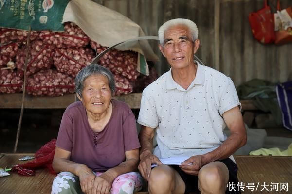 老人|蹚水转移的“白发爹娘”找到了!记者探访确认老人已归家