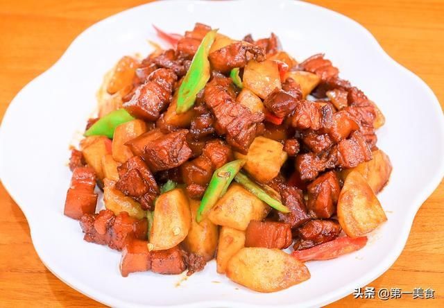 清香|五花肉别再红烧了,试试这道雪梨五花肉,肥而不腻,清香美味