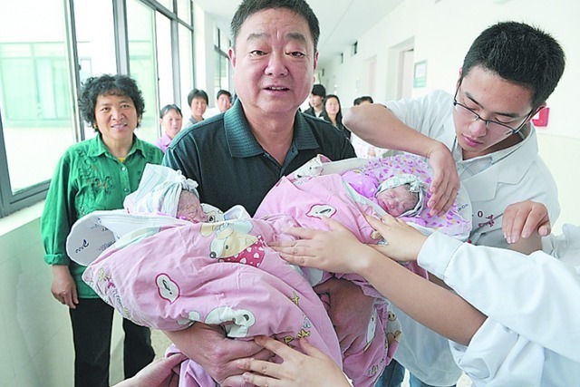 试管婴儿|60岁高龄产妇冒死产下双胞胎,如今生活凄惨、家徒四壁,值得吗