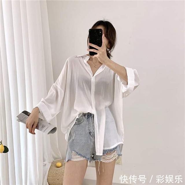 别再用白衬衫搭配西装,这3种单品和白衬衫才是绝配,气质又时髦