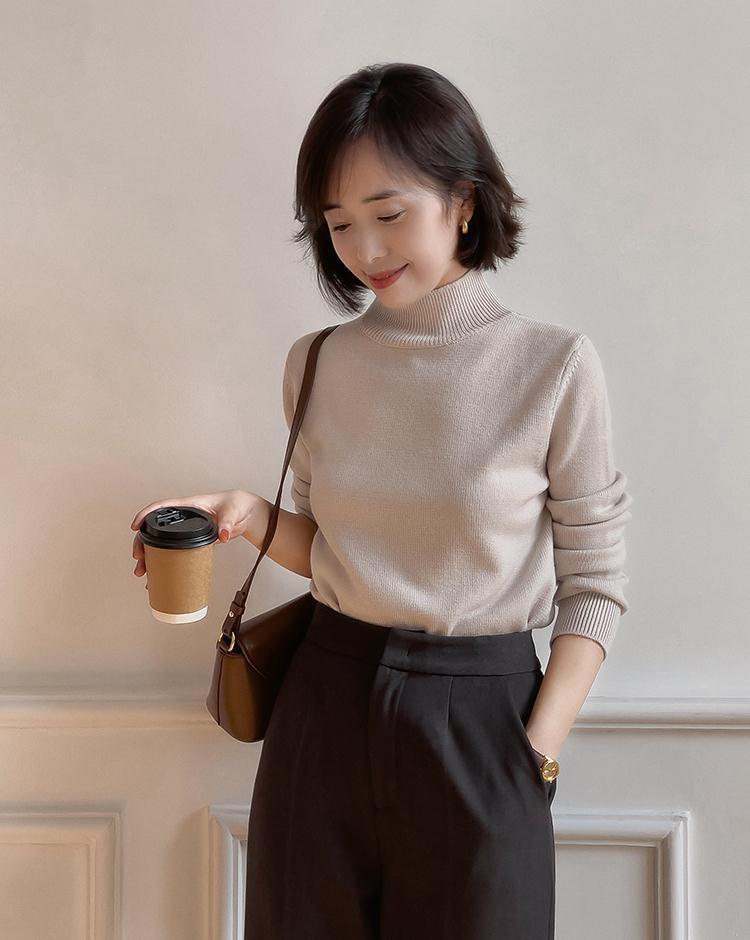 搭配 秋冬衣服别乱买，常备“高领衫”，搭配大衣、羽绒服都洋气