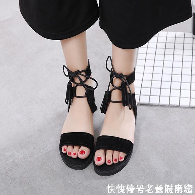 绑带 夏季时尚潮流凉鞋，修饰出女人的完美脚形