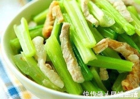 芹菜|芹菜和此物一起煮，睡眠好了，气血足了，血管畅通无阻