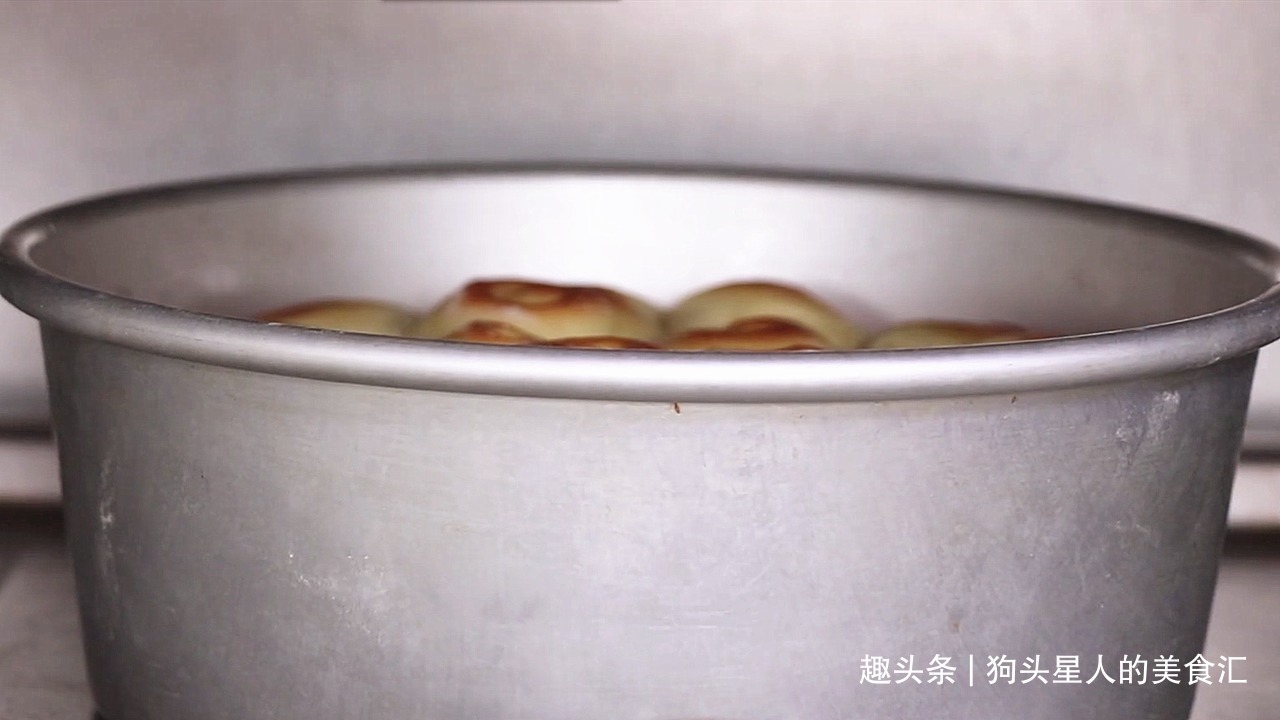 想吃面包不用出去买了,教你在家做,金黄酥脆会拉丝,柔软香甜