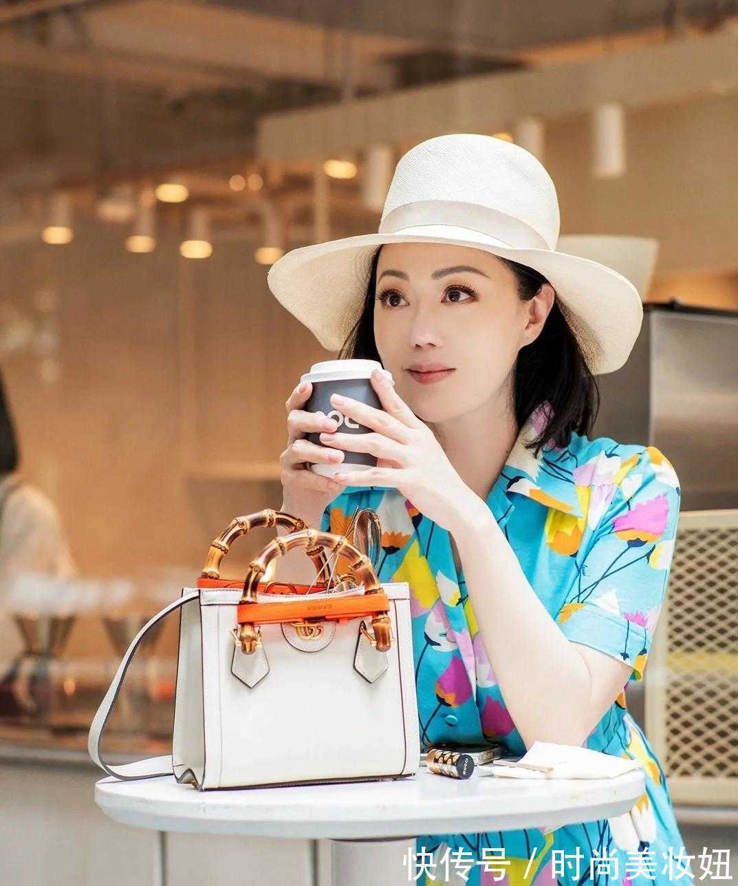 印花连衣裙|章小蕙骨子里的“贵族”气质,穿印花连衣裙优雅贵气,美翻了