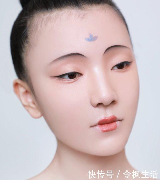 女子$中唐时期女子的妆容是怎样的很多人觉得“丑”,但我觉得很美