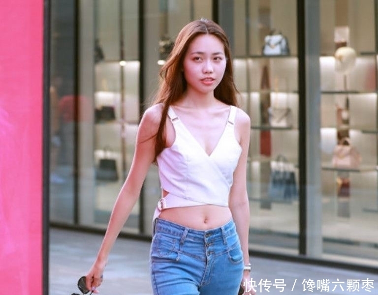 街拍:文艺清新热辣性感的美女,打扮纤细腰肢很有范儿!