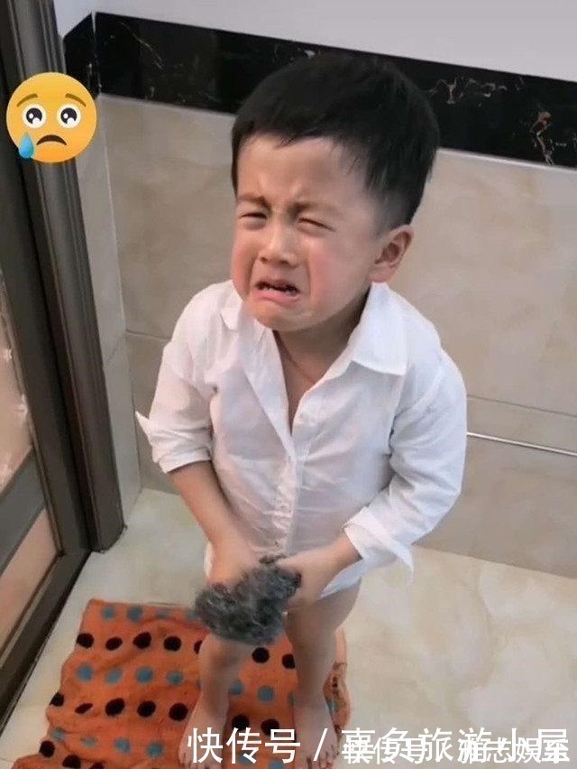 搓澡|儿子想给爸爸搓澡却被撵,看清儿子手上的“工具”,宝妈哭笑不得