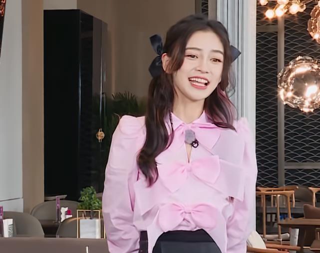 肚子|baby吃了三碗小餛飩, 當(dāng)她站起來看到肚子, 網(wǎng)友: 是我的眼花了?