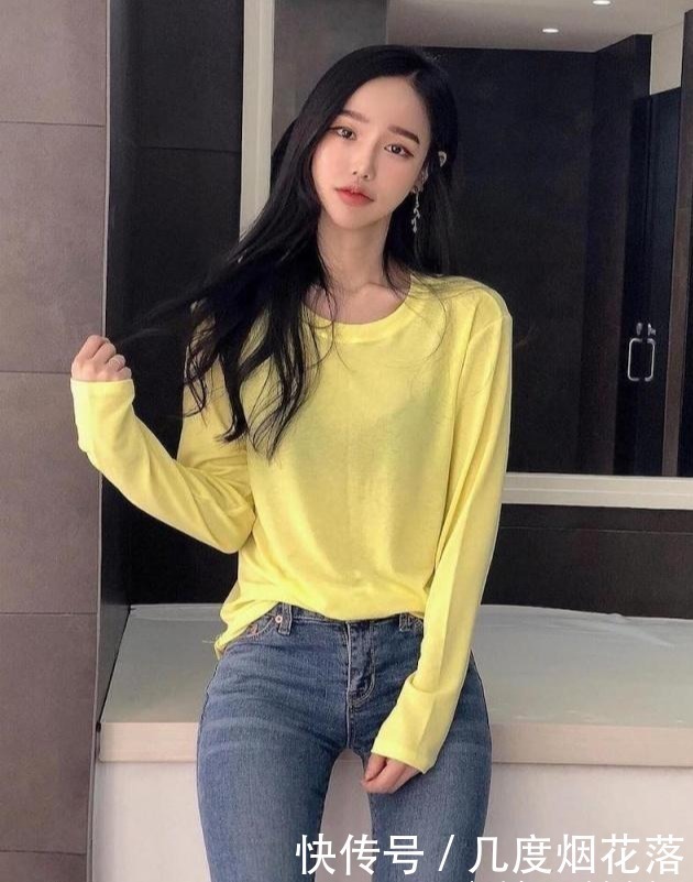 牛仔裤美女的穿搭让气质满满呈现,突显长腿