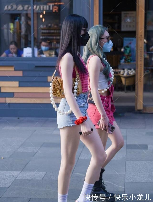 牛仔短裤 方格上衣与牛仔短裤搭配,轻松营造青春洋溢的时尚造型