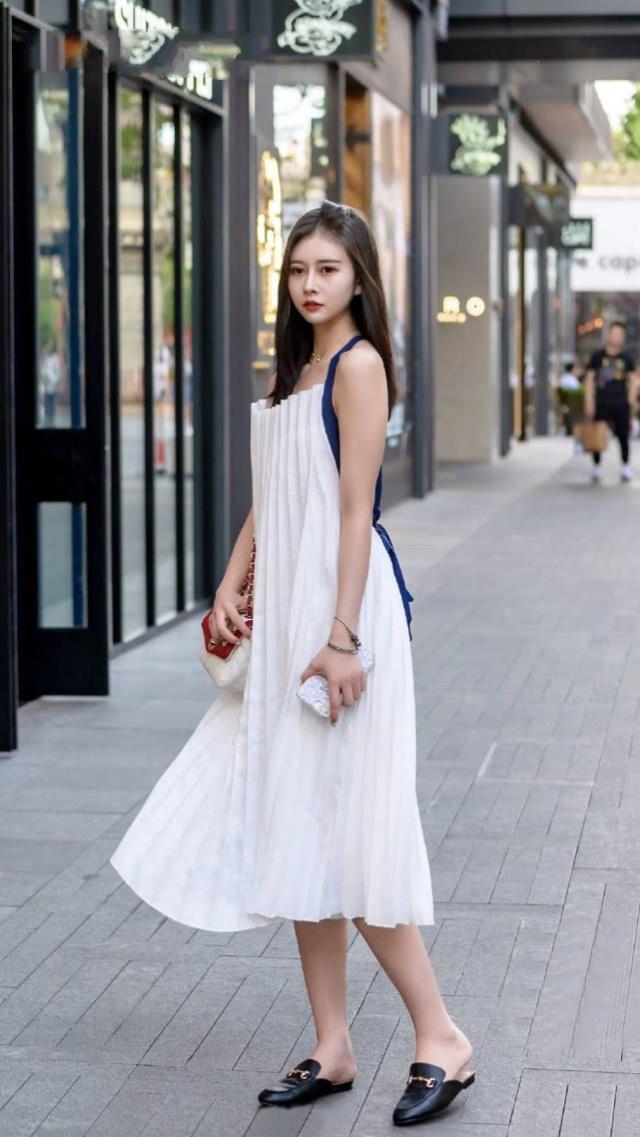 街拍:时髦气质的美女,格子裤搭配短袖,高贵中不失甜美的气息