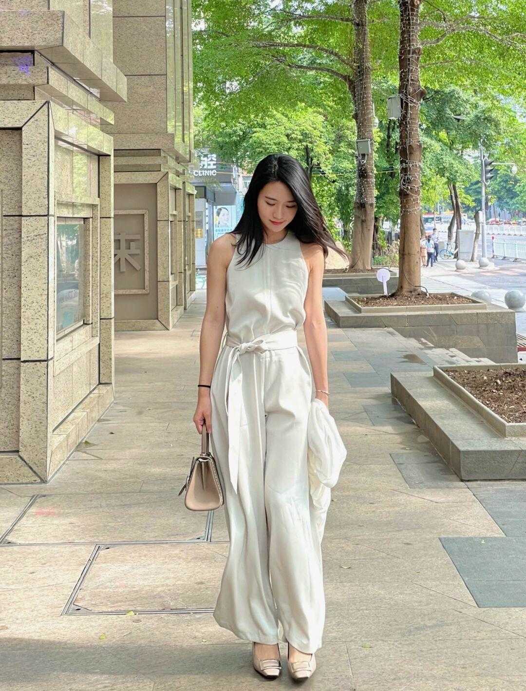 流行色|奔三奔四中年女性的穿搭技巧,减龄又时髦,分享几款穿搭方法