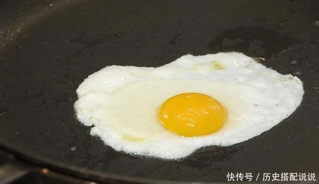 煎荷包蛋时,是凉油还是热油大厨教你正确做法,香嫩圆润不粘锅