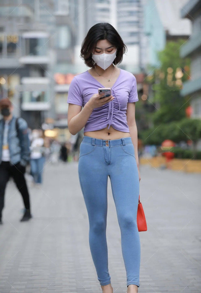 牛仔紧身裤搭配紫色褶皱上衣，清新时尚，明亮活泼的撞色搭配