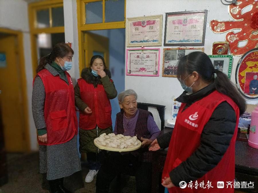 黄河路街道@黄河路街道丰泽社区开展“浓浓饺子香 暖暖冬至情”包饺子活动