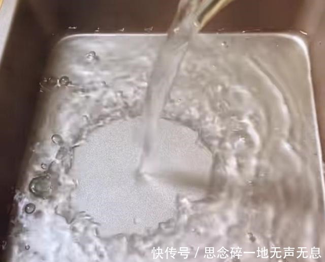 口感细腻的酸奶蛋糕,吃腻了平常的蛋糕,就试试这个吧!