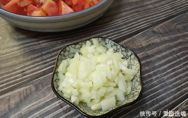 汤汁|土豆和西红柿一起炒，原来这么好吃，米饭煮少了不够吃，太下饭了