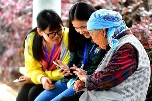 手机|不怕老人玩手机,就怕“网瘾老人”带孩子,3岁孩童查出800度近视