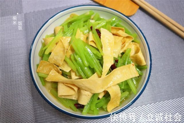 好吃|炒芹菜，别直接下锅，多这一步，芹菜清香又脆嫩，素炒也好吃