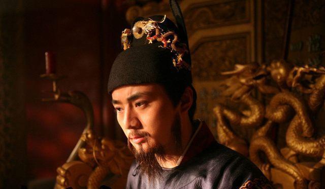 贫穷|皇帝龙袍为了不褪色,一直不洗,不会有馊味吗贫穷限制了想象